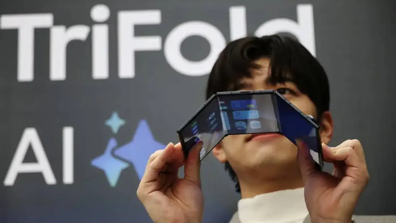 سامسونغ تنهي رحلة أول هاتف ثلاثي الطيات وتعلن نفاد جميع كمياته